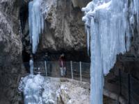 Winterliche Impression aus der Klamm mit Eisvorhängen